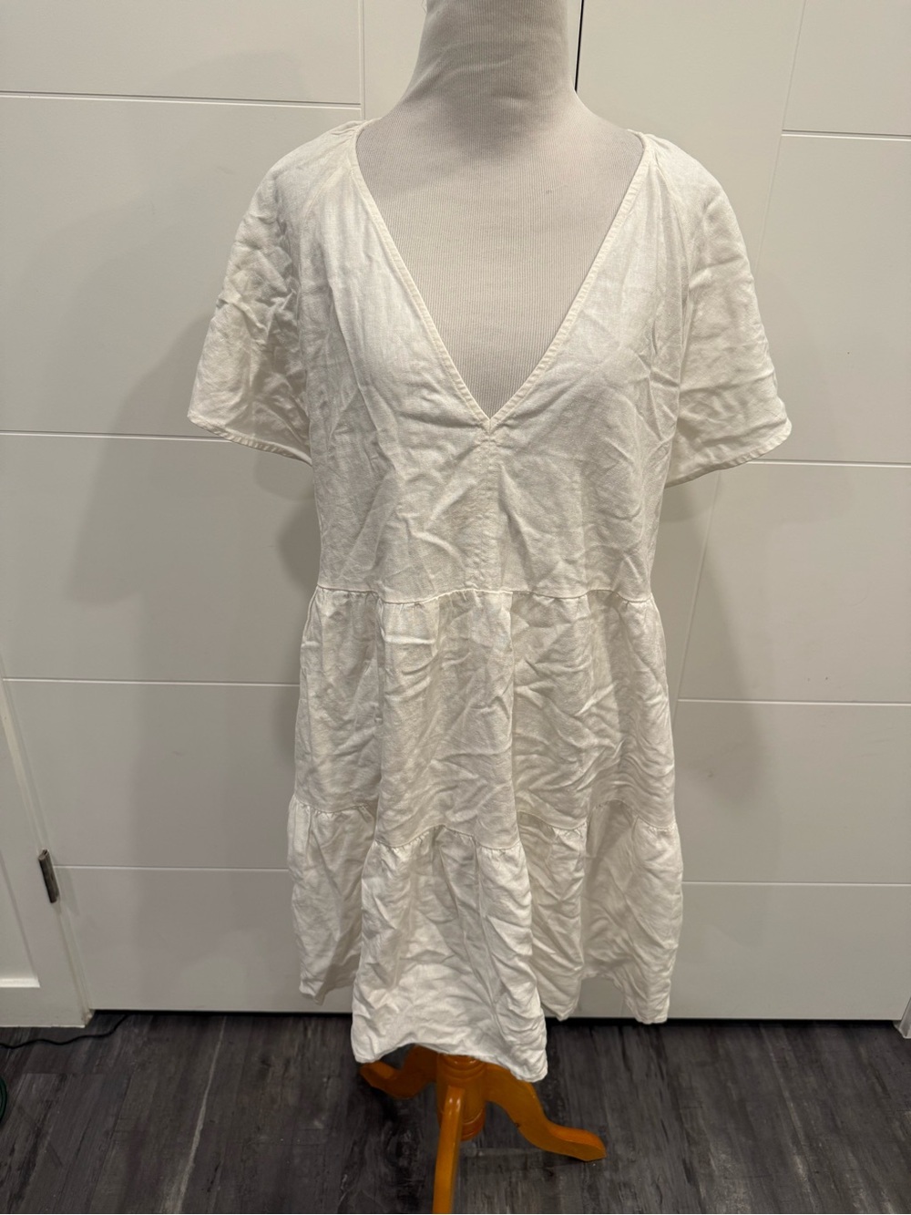 Universal Thread White Tiered V-Neck Casual Dress